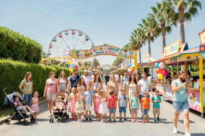 Familles avec enfants profitant d'un parc de loisirs ensoleillé dans les Alpes-Maritimes